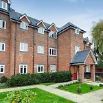 Central Wimbledon Apartment With Parking