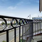 Central Wimbledon Apartment With Parking