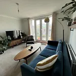 Central Wimbledon Apartment With Parking