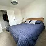 Central Wimbledon Apartment With Parking