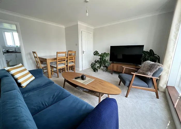 Central Wimbledon Apartment With Parking